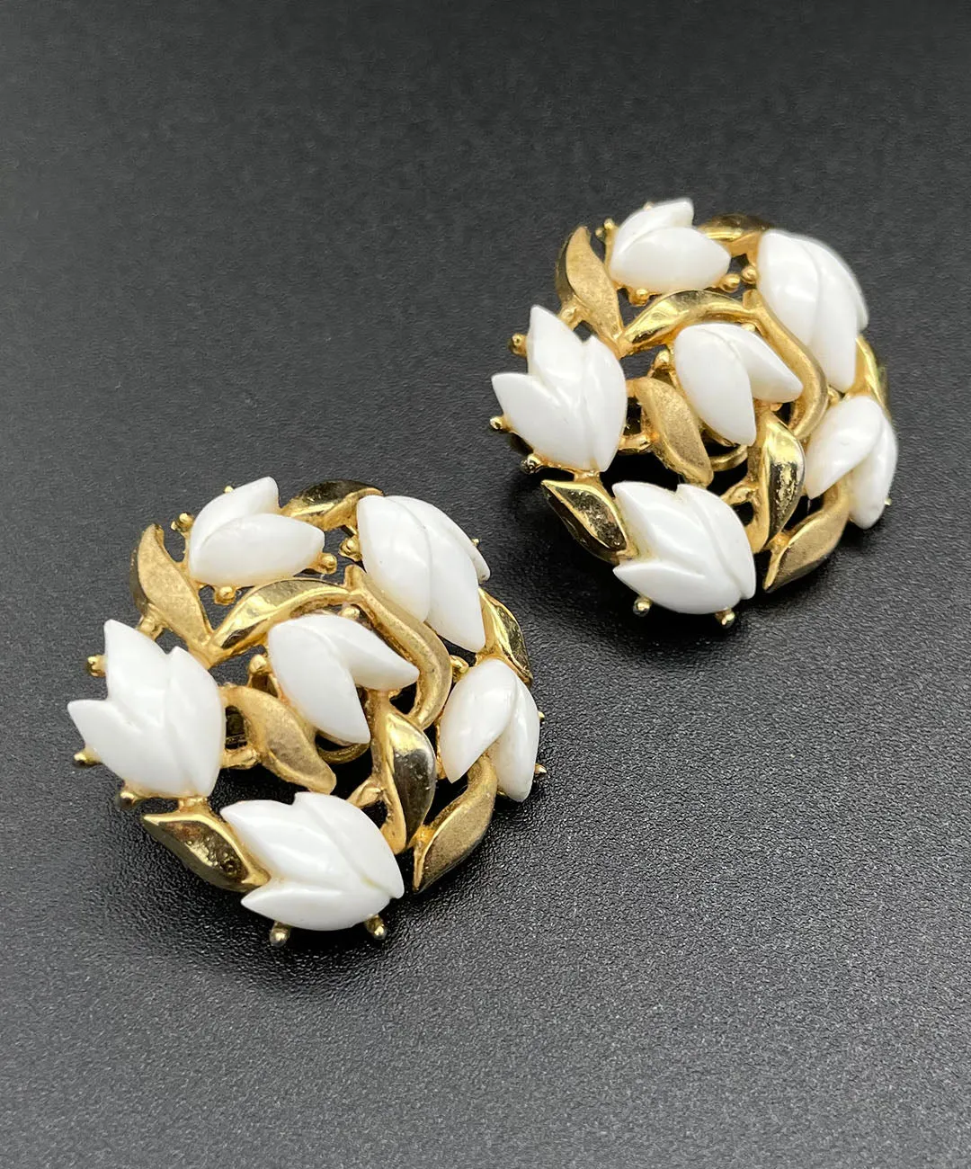 【USA輸入】 ヴィンテージ TRIFARI ホワイト フローラル イヤリング/Vintage TRIFARI White Floral Clip On Earrings