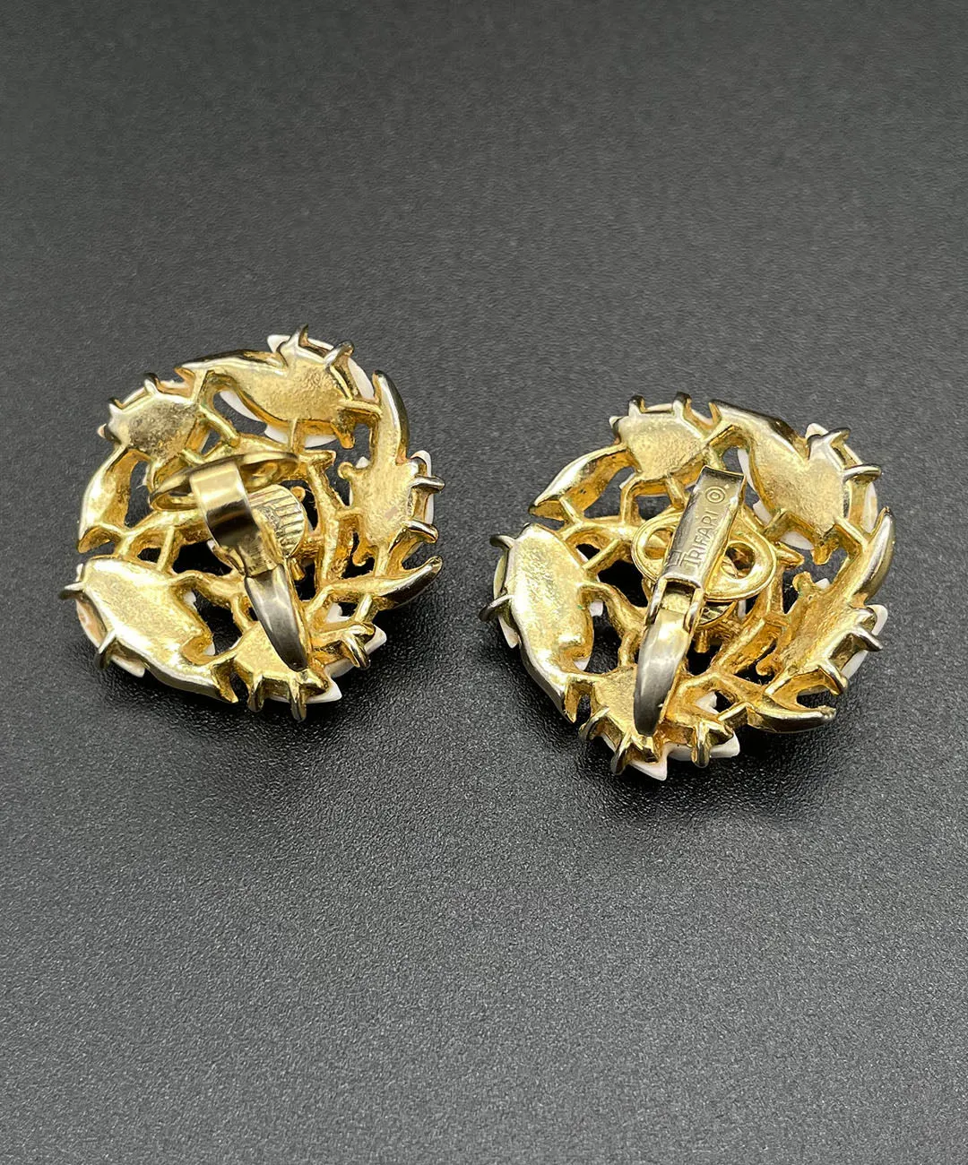 【USA輸入】 ヴィンテージ TRIFARI ホワイト フローラル イヤリング/Vintage TRIFARI White Floral Clip On Earrings