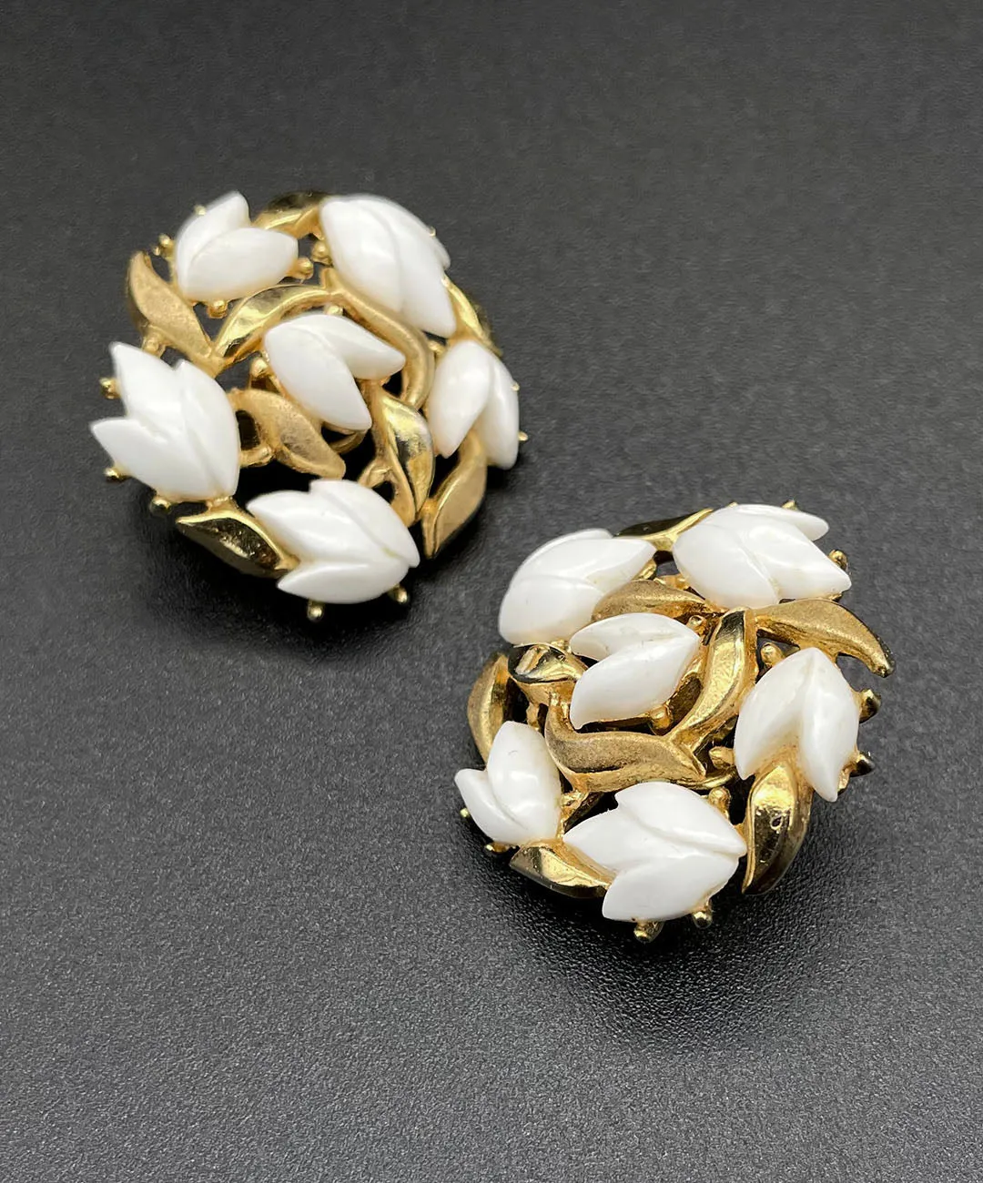 【USA輸入】 ヴィンテージ TRIFARI ホワイト フローラル イヤリング/Vintage TRIFARI White Floral Clip On Earrings