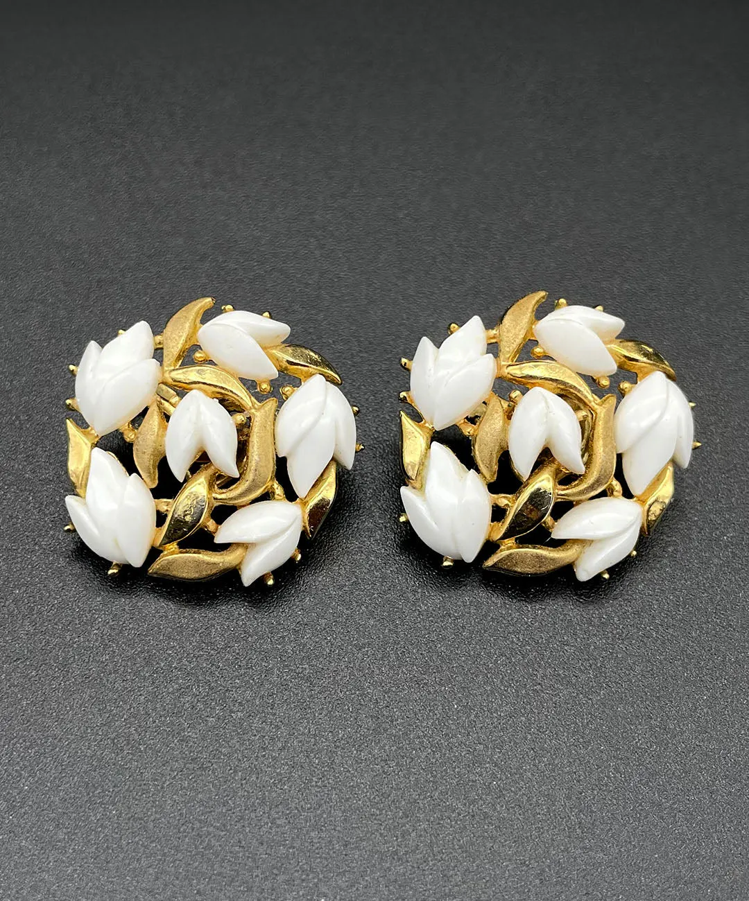 【USA輸入】 ヴィンテージ TRIFARI ホワイト フローラル イヤリング/Vintage TRIFARI White Floral Clip On Earrings