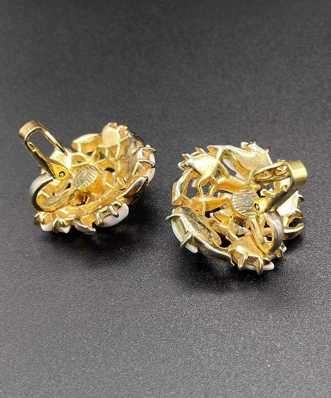 【USA輸入】 ヴィンテージ TRIFARI ホワイト フローラル イヤリング/Vintage TRIFARI White Floral Clip On Earrings