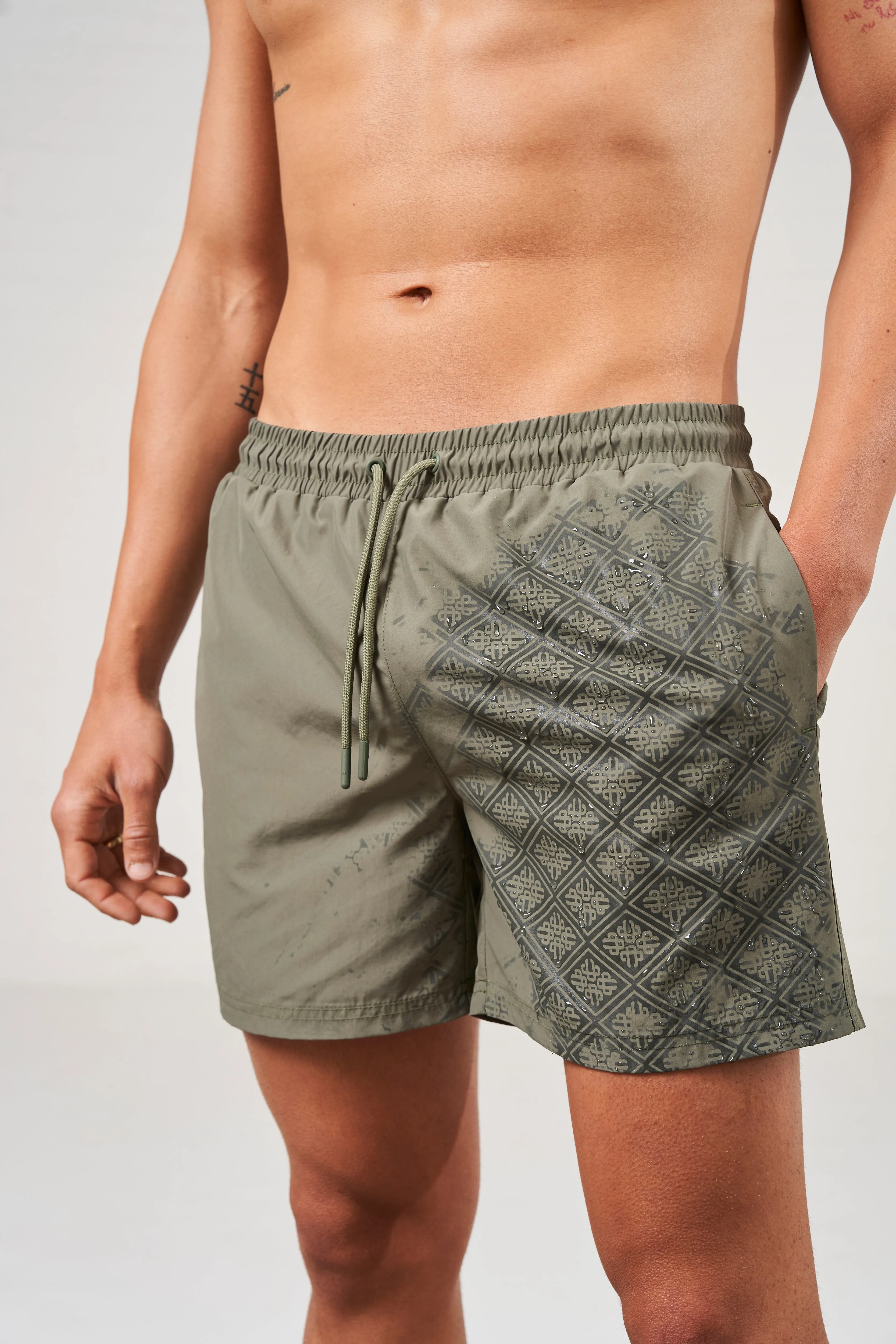 WATER REACTIVE EMBLEM SWIM SHORTS - KHAKI